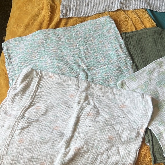 Lot of Muslin swaddle blankets and crib sheets - Picture 3 of 5